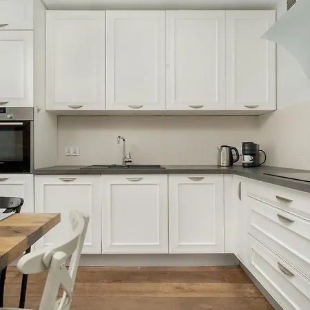 Modern With Terrace And Free Garage By Renters Apartment *